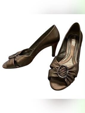 Naturalizer Bronze Peep-Toe Heels with Decorative Buckle S7.5